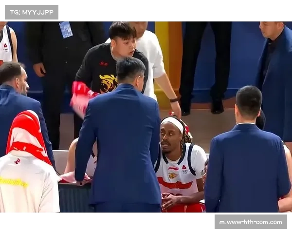 杜锋场边微笑引争议 广东三连败后帅位压力骤增 杜锋场边微笑引争议 广东三连败后帅位压力骤增